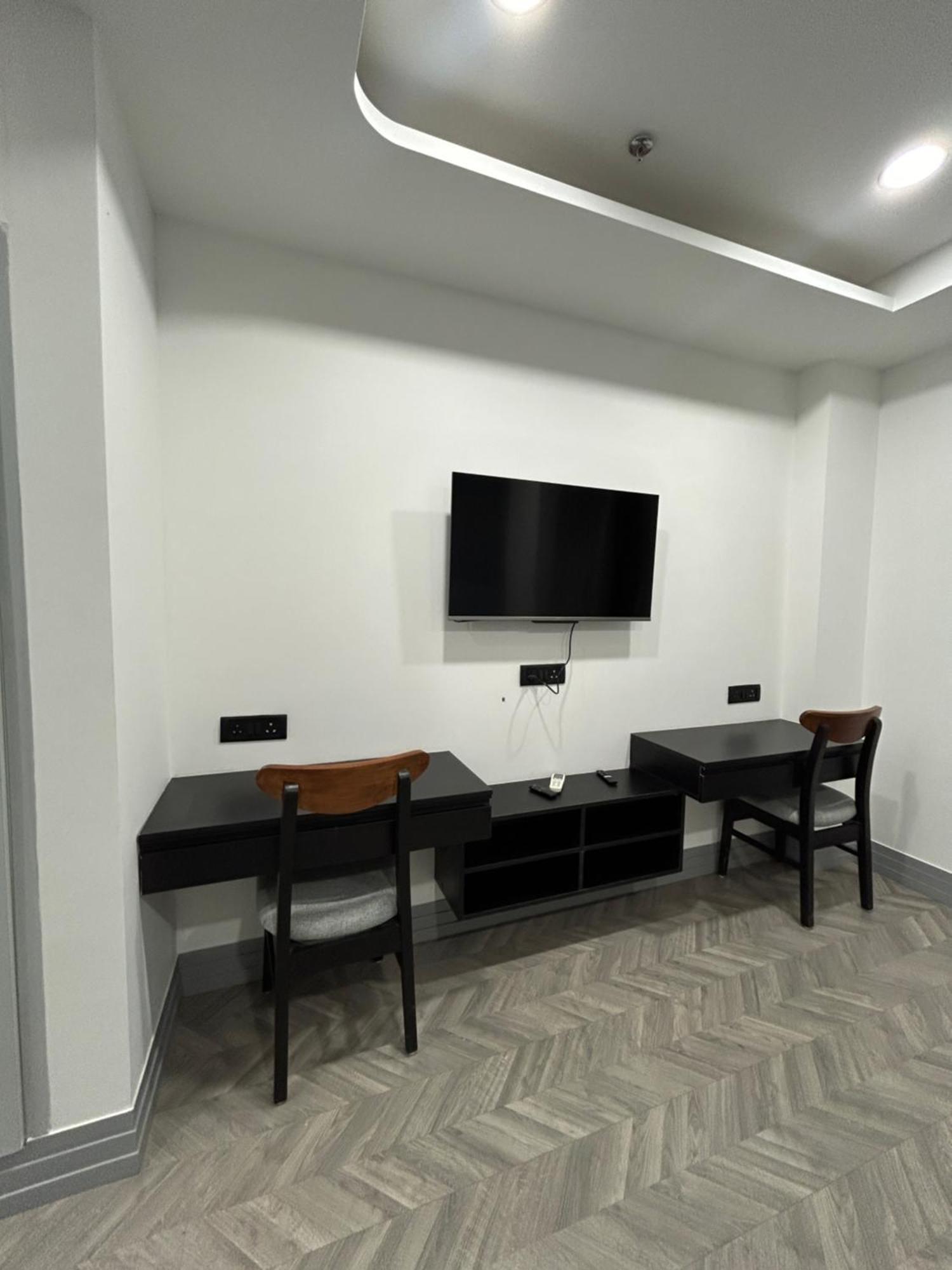 Bedchambers Serviced Apartment, Golf Course, Гургаон Екстериор снимка