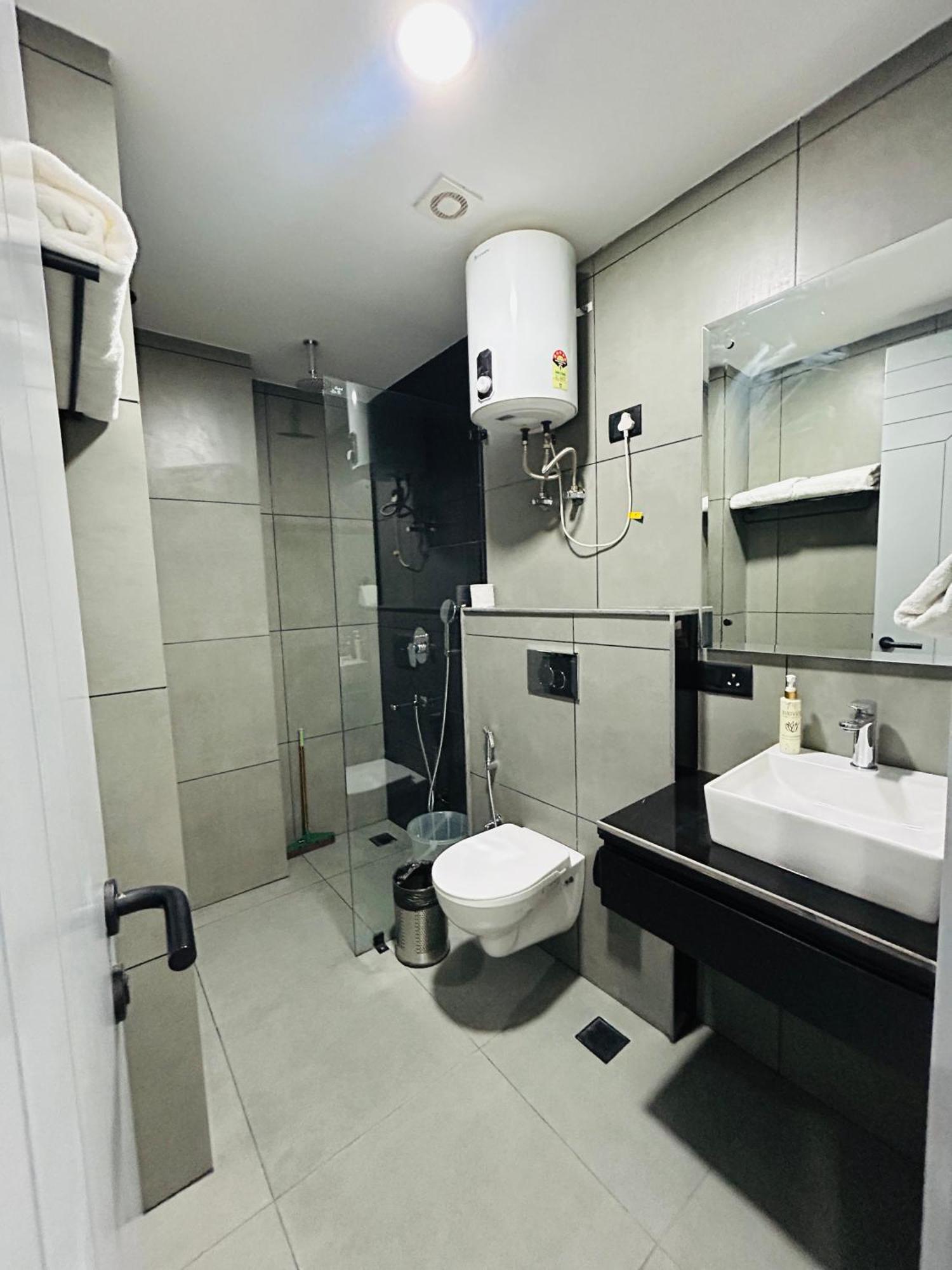 Bedchambers Serviced Apartment, Golf Course, Гургаон Екстериор снимка