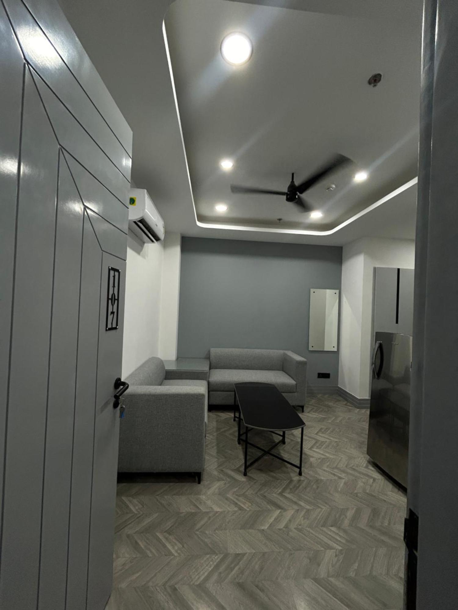 Bedchambers Serviced Apartment, Golf Course, Гургаон Екстериор снимка