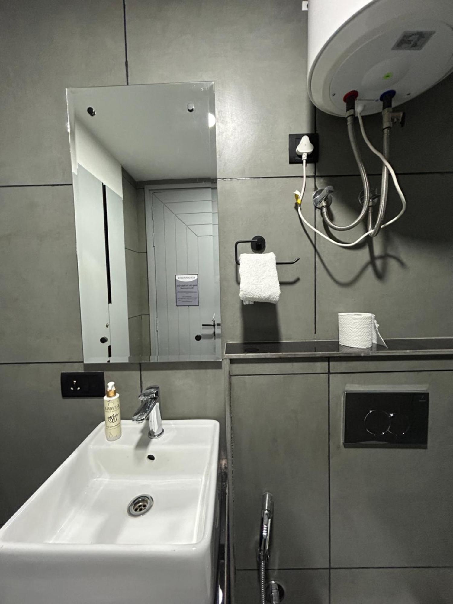Bedchambers Serviced Apartment, Golf Course, Гургаон Екстериор снимка