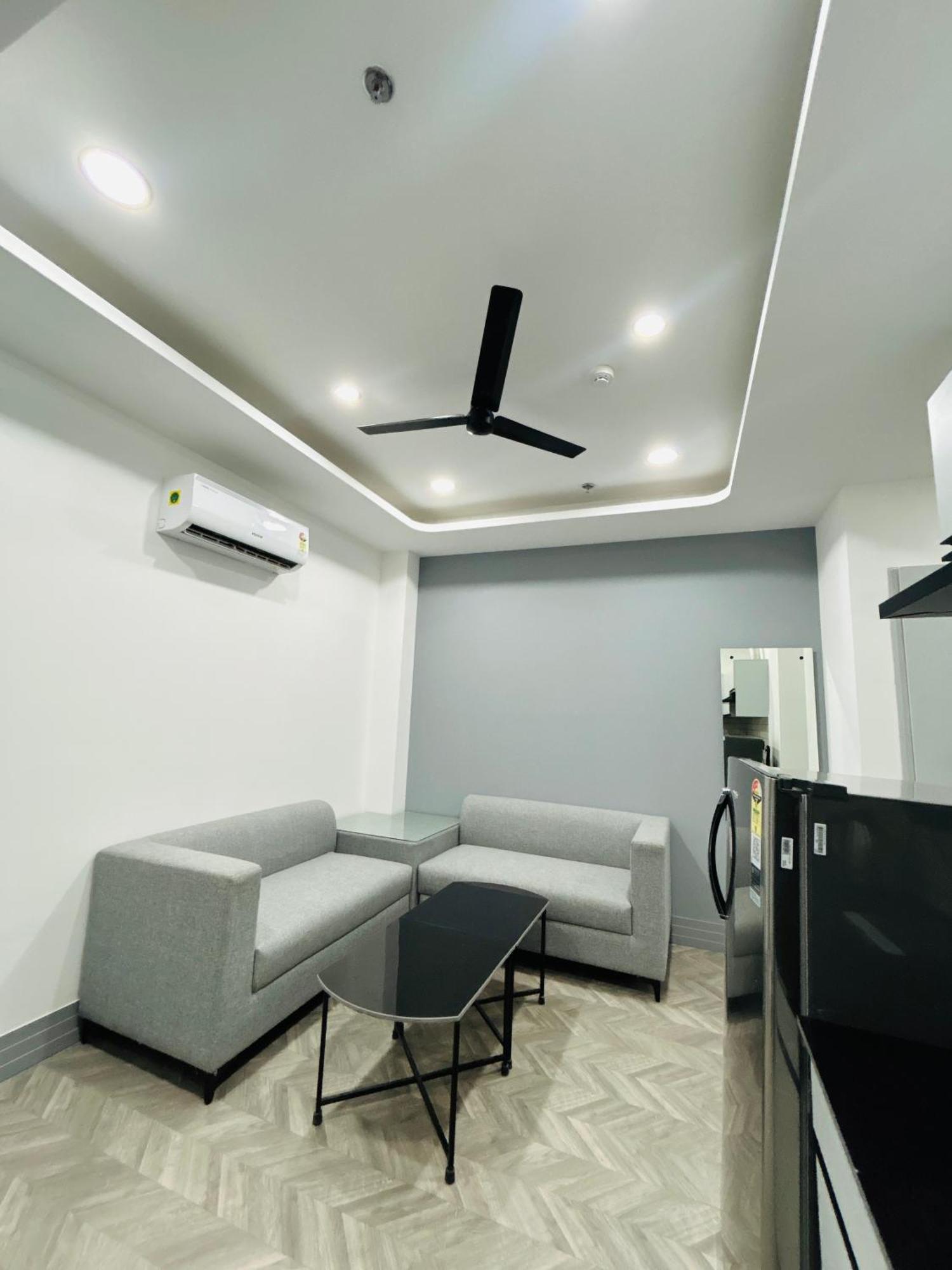Bedchambers Serviced Apartment, Golf Course, Гургаон Екстериор снимка