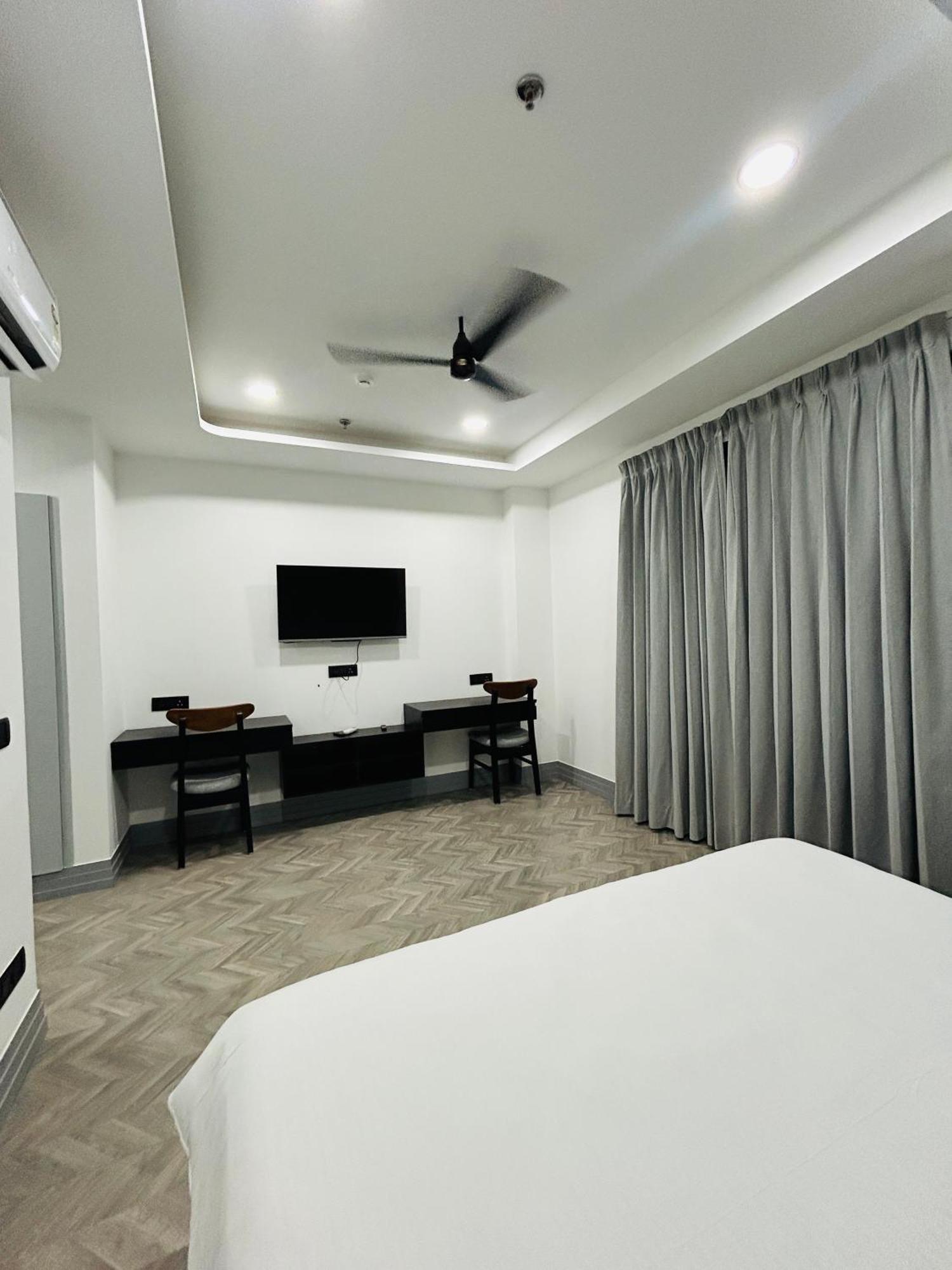 Bedchambers Serviced Apartment, Golf Course, Гургаон Екстериор снимка