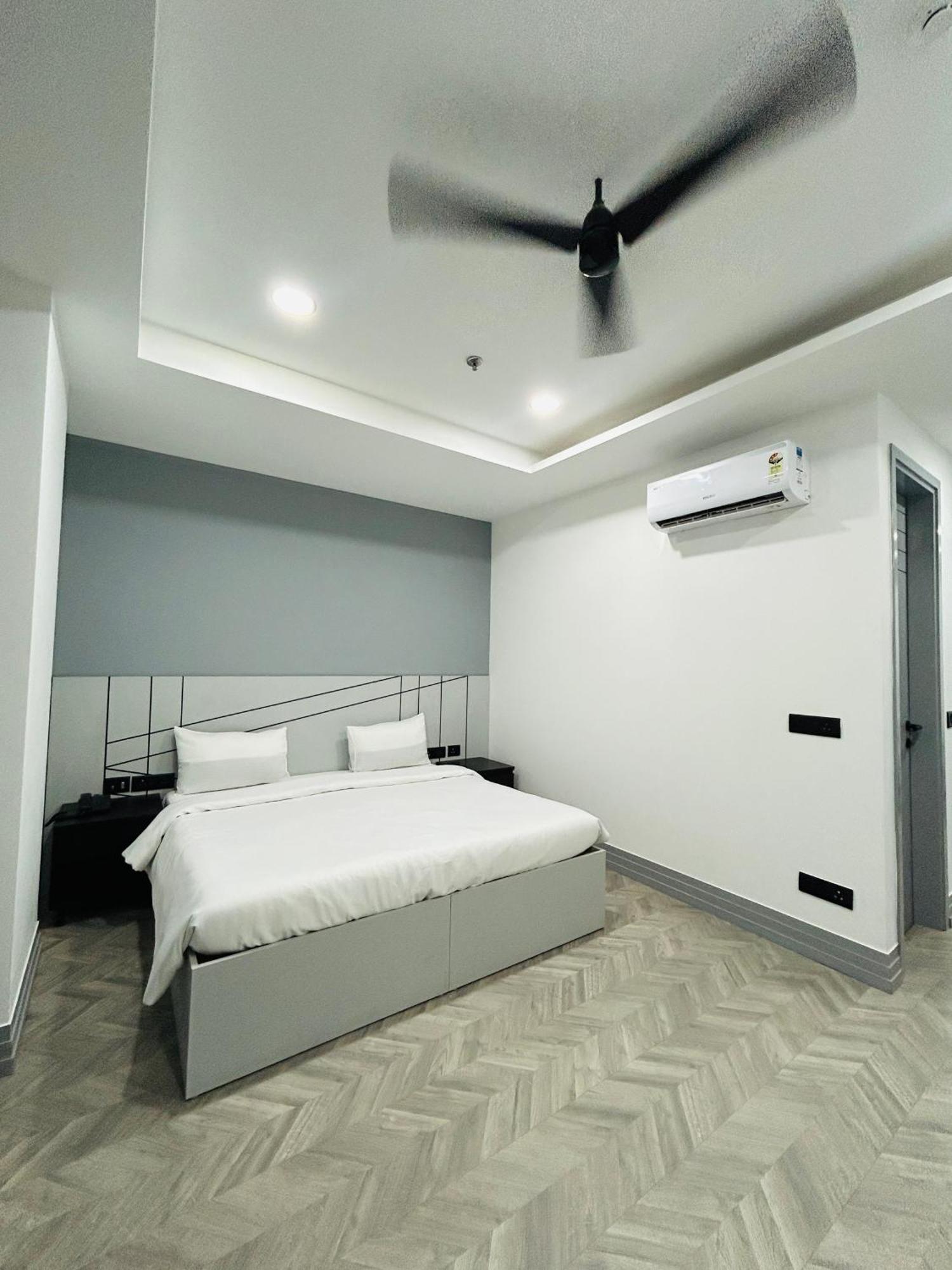 Bedchambers Serviced Apartment, Golf Course, Гургаон Екстериор снимка