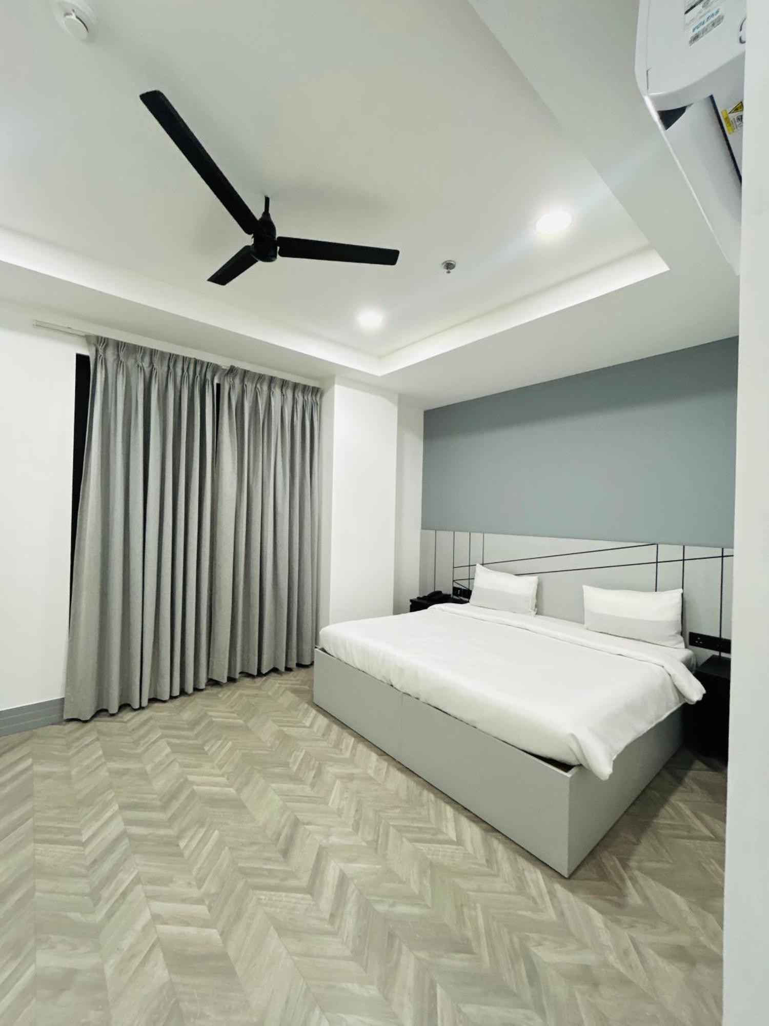Bedchambers Serviced Apartment, Golf Course, Гургаон Екстериор снимка