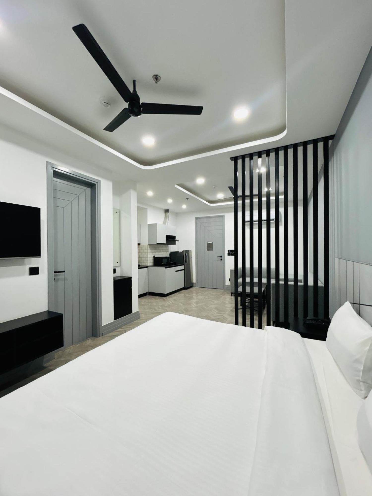 Bedchambers Serviced Apartment, Golf Course, Гургаон Екстериор снимка