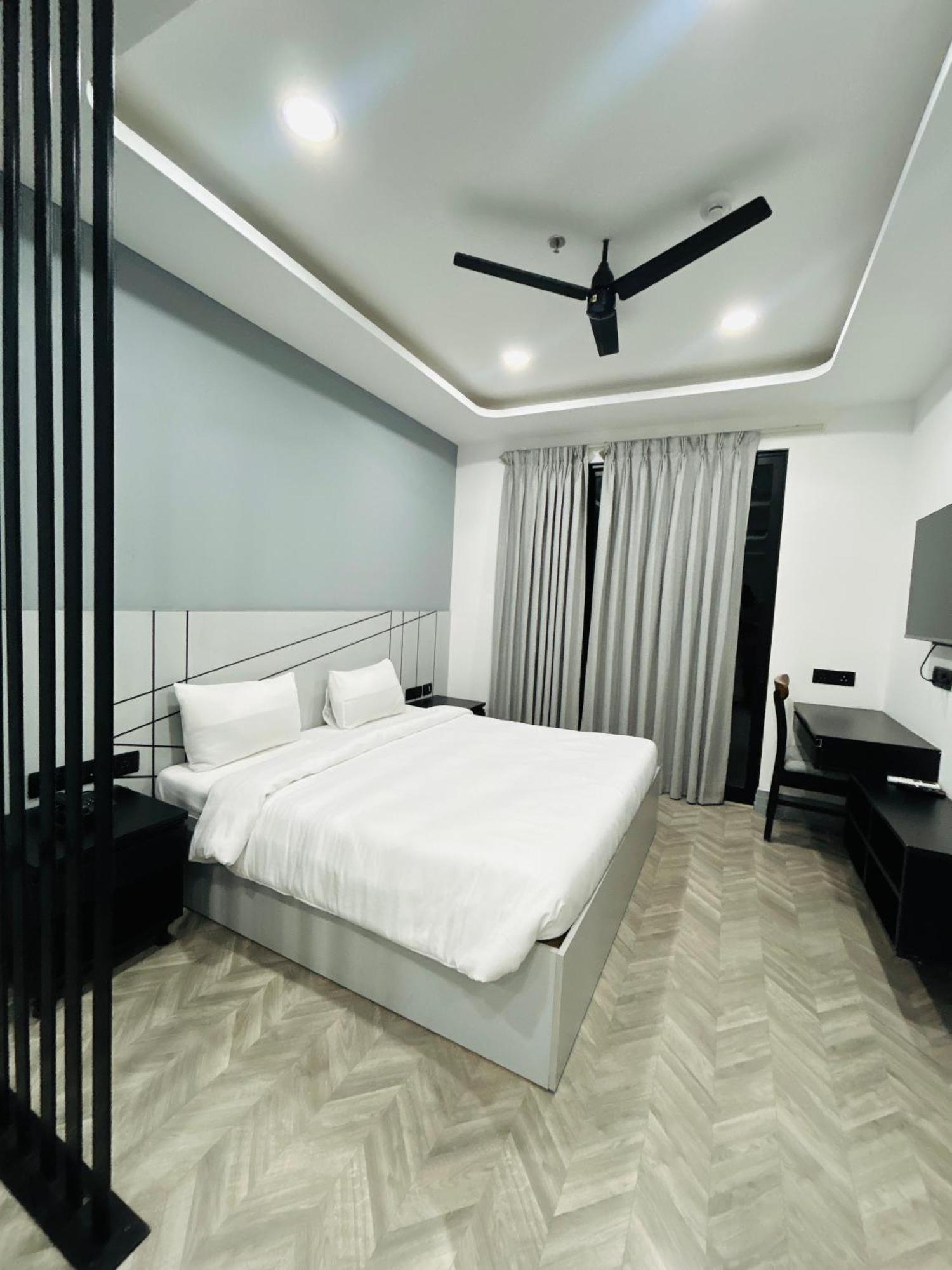 Bedchambers Serviced Apartment, Golf Course, Гургаон Екстериор снимка