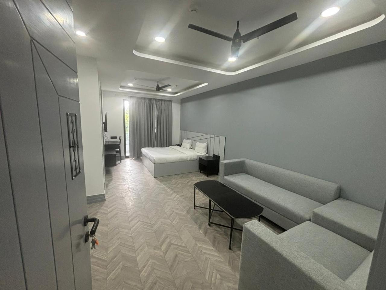 Bedchambers Serviced Apartment, Golf Course, Гургаон Екстериор снимка